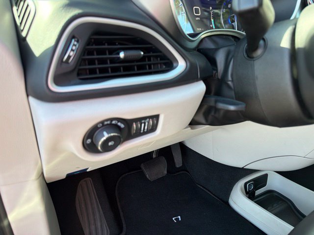 Used 2024 Chrysler Pacifica Touring-L FWD image 13