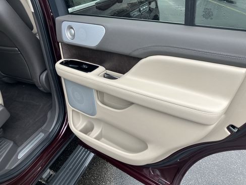 Used 2024 Lincoln Navigator Reserve image 11