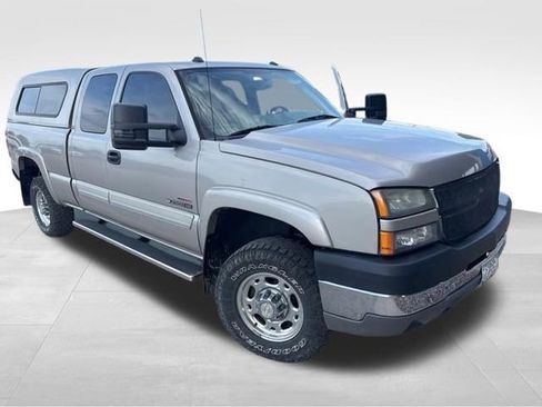 Used 2005 Chevrolet Silverado 2500 LT w/ Heavy-Duty Power Package AWD/4WD image 9