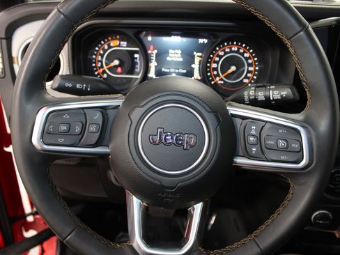 Used 2025 Jeep Wrangler Unlimited Sahara AWD/4WD image 35