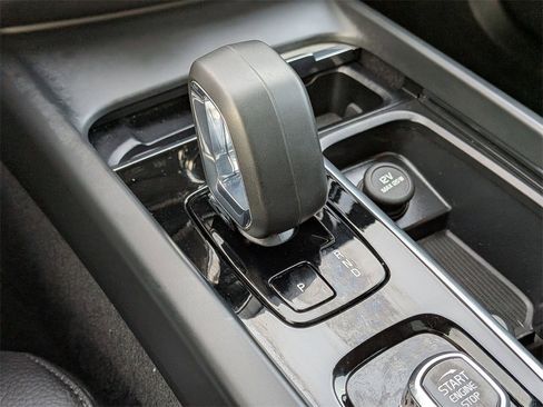 Used 2025 Volvo XC60 B5 Plus image 16