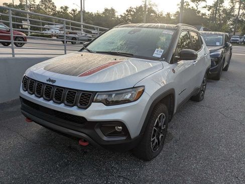 Used 2025 Jeep Compass Trailhawk AWD/4WD image 3