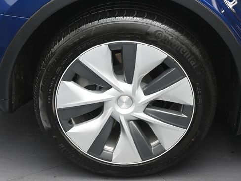Used 2023 Tesla Model Y Long Range AWD/4WD image 36