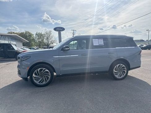 Used 2025 Lincoln Navigator Reserve image 2