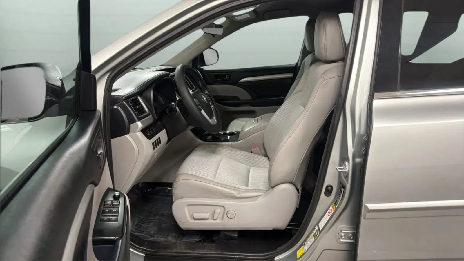 Used 2017 Toyota Highlander Plus FWD image 20