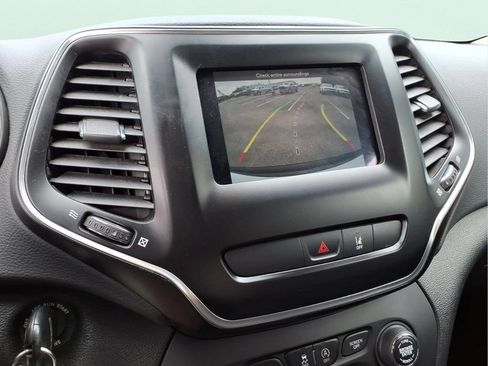 Used 2021 Jeep Cherokee Latitude AWD/4WD image 24