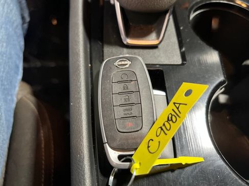 Used 2024 Nissan Rogue SV AWD/4WD image 32