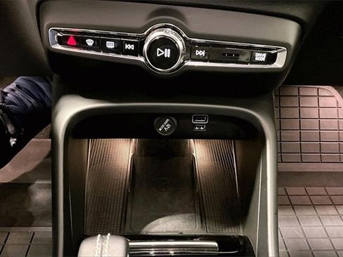 Used 2020 Volvo XC40 T5 R-Design w/ Protection Package image 15