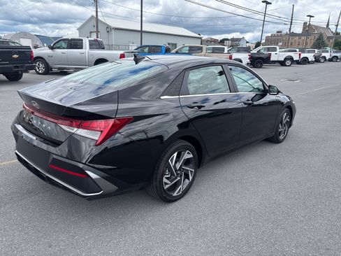 Used 2025 Hyundai Elantra SEL FWD image 3