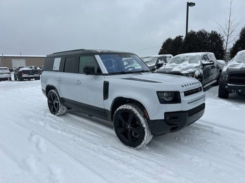 Used 2023 Land Rover Defender 130 X-Dynamic SE image 2