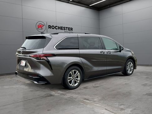 Certified 2022 Toyota Sienna XSE w/ XSE Plus Package AWD/4WD image 5