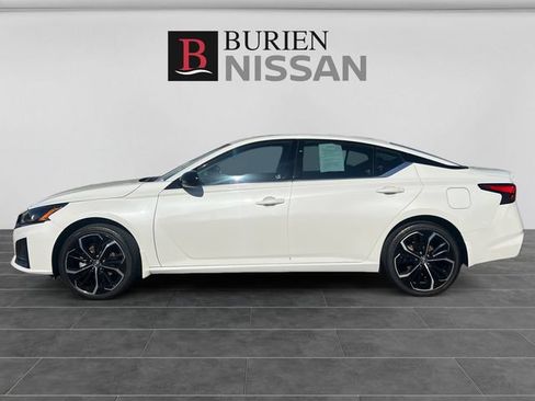 Used 2023 Nissan Altima 2.5 SR AWD/4WD image 2