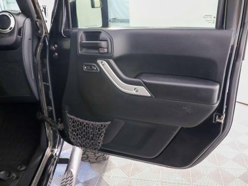 Used 2017 Jeep Wrangler Unlimited Rubicon w/ Connectivity Group AWD/4WD image 45