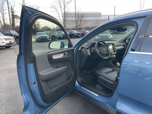 Used 2025 Volvo XC40 B5 Plus image 34