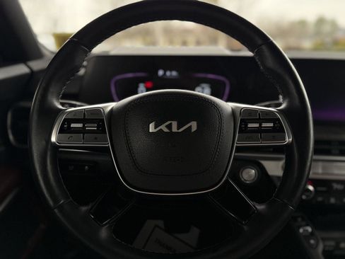 Used 2023 Kia Telluride EX w/ EX Captain's Chair Package AWD/4WD image 17
