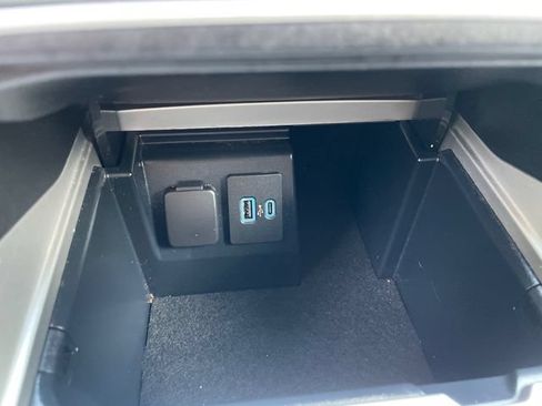 Used 2022 Ford Explorer XLT w/ Equipment Group 202A AWD/4WD image 32