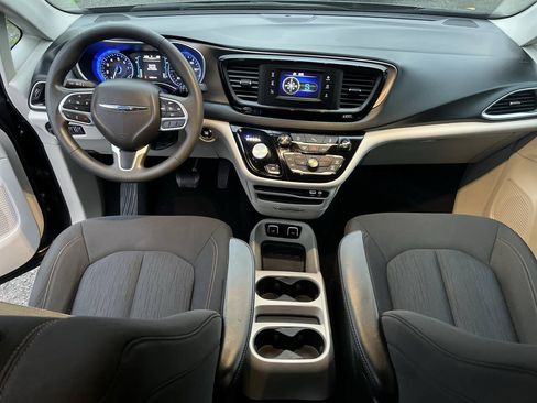 Used 2017 Chrysler Pacifica Touring FWD image 29