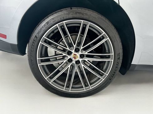Certified 2025 Porsche Macan AWD/4WD image 33
