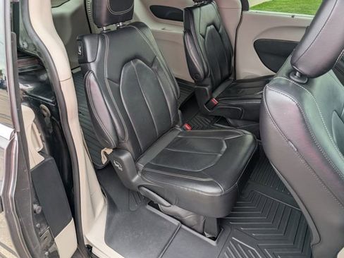 Used 2022 Chrysler Pacifica Touring-L FWD image 6