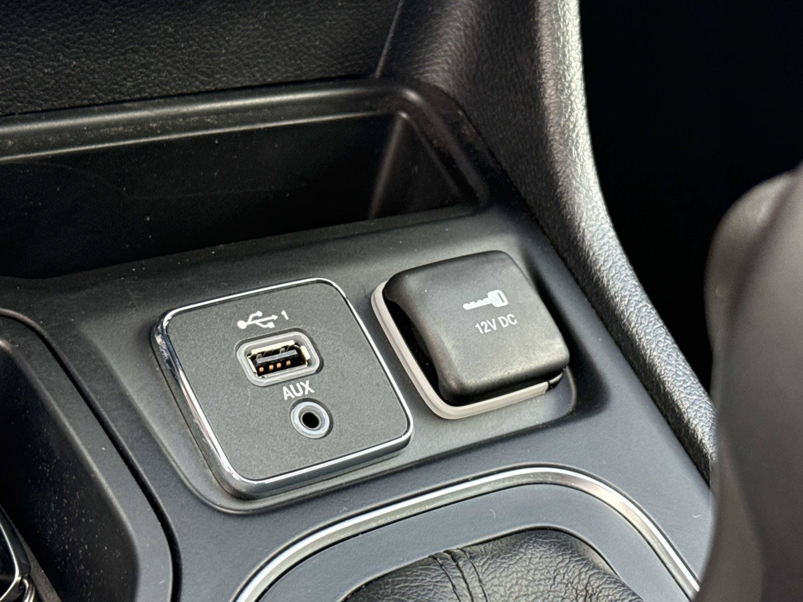 Used 2019 Jeep Cherokee Latitude Plus FWD image 29