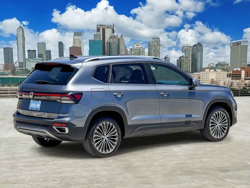Used 2025 Volkswagen Taos SE FWD image 4