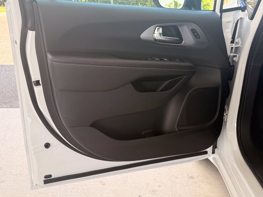 New 2027 Chrysler Pacifica Select FWD image 27