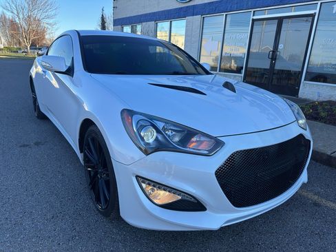 Used 2016 Hyundai Genesis Coupe 3.8 image 2