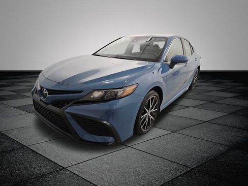 Used 2023 Toyota Camry SE image 3