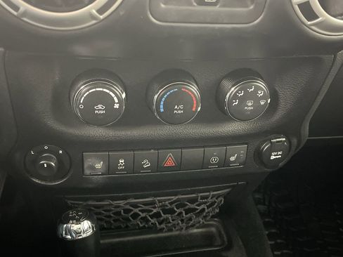 Used 2017 Jeep Wrangler Unlimited Sahara w/ Connectivity Group image 17