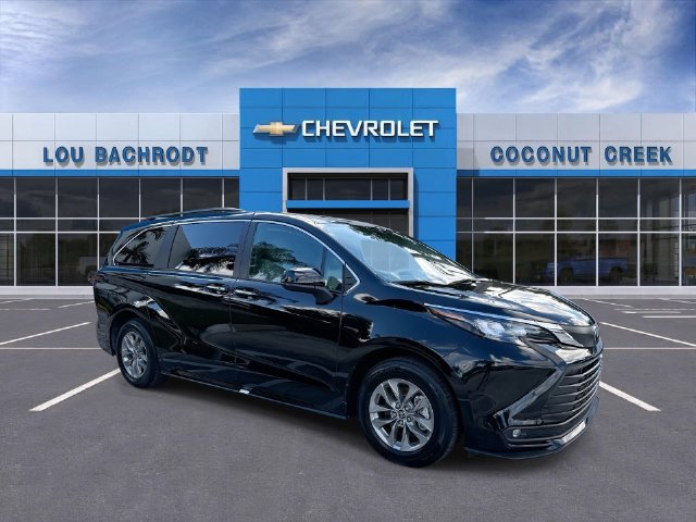 Used 2026 Toyota Sienna XLE FWD image 2