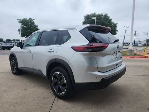 Used 2024 Nissan Rogue SV AWD/4WD image 5