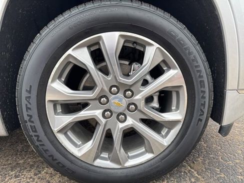Used 2021 Chevrolet Traverse Premier AWD/4WD image 17