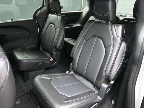 New 2026 Chrysler Pacifica Select AWD/4WD image 16
