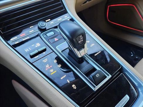 Used 2019 Porsche Panamera image 12