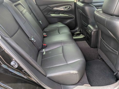 Used 2018 INFINITI Q70 Luxe RWD image 18