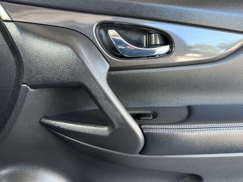 Used 2020 Nissan Rogue SV FWD image 22