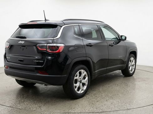 Used 2025 Jeep Compass Latitude AWD/4WD image 9
