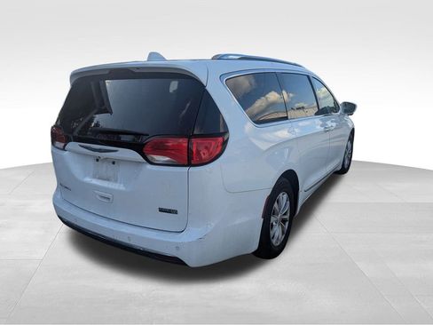 Used 2019 Chrysler Pacifica Touring-L image 7