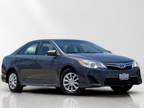 Used 2014 Toyota Camry LE FWD image 1