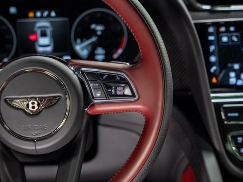 Used 2022 Bentley Bentayga image 45