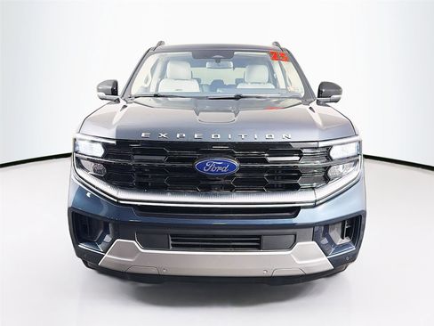 Used 2025 Ford Expedition Platinum w/ Driver's Package AWD/4WD image 2