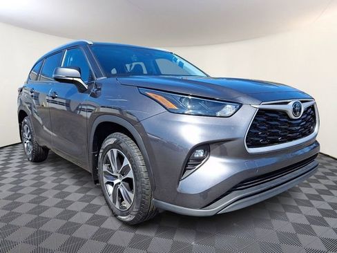 Used 2023 Toyota Highlander XLE AWD/4WD image 1