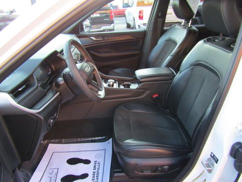 Used 2024 Jeep Grand Cherokee Altitude AWD/4WD image 13