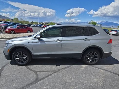 Used 2023 Volkswagen Tiguan SE w/ Panoramic Sunroof Package FWD image 7
