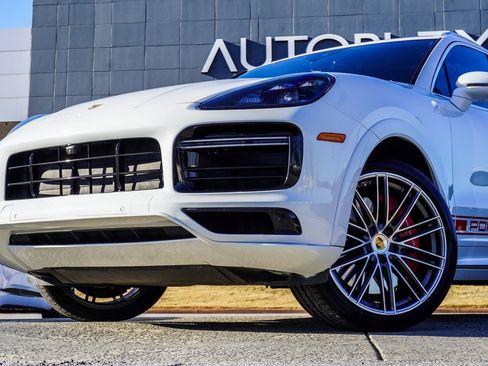 Used 2021 Porsche Cayenne Turbo image 2