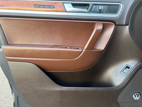 Used 2012 Volkswagen Touareg TDI image 10