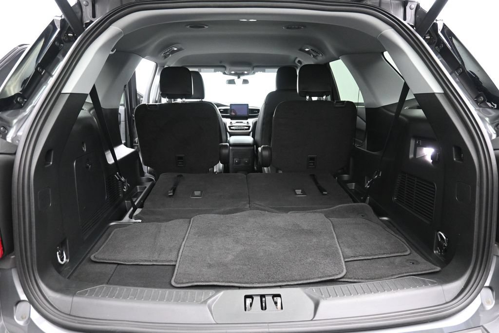 Used 2024 Ford Explorer XLT w/ Equipment Group 202A RWD image 4