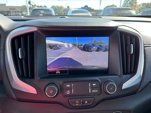 Used 2024 GMC Terrain SLT image 18