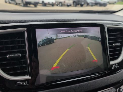 Used 2023 Chrysler Pacifica Touring-L FWD image 30