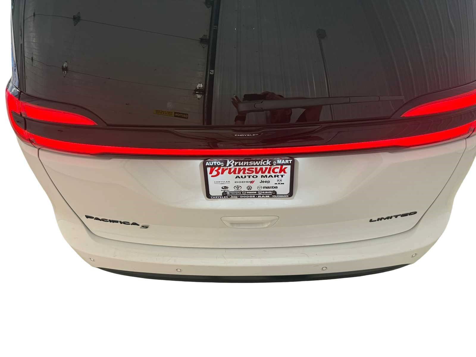 Used 2024 Chrysler Pacifica Limited w/ S Appearance Package FWD image 16